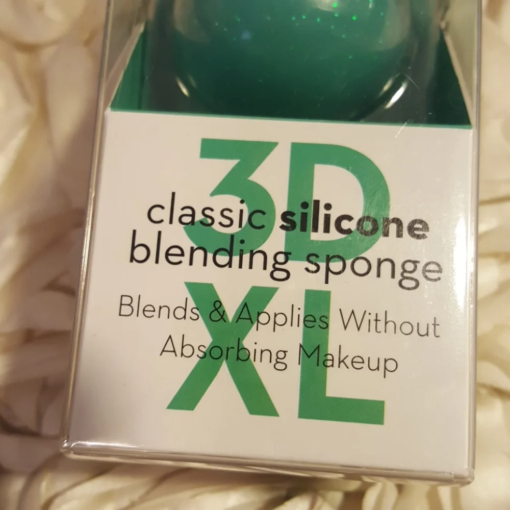 Creme Shop Silicone Blending Sponge Blue.